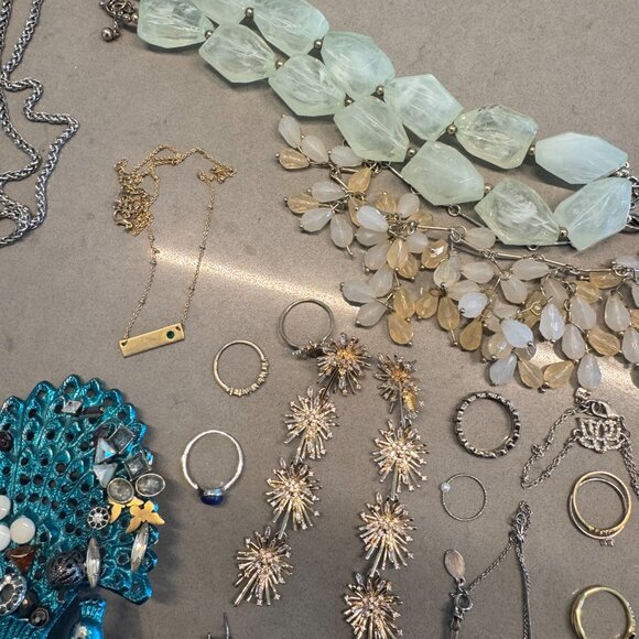 Assorted jewelry + peacock earring holder - Picture 3 of 11